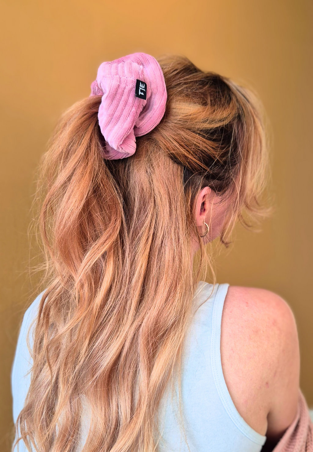 Mini Ribbed Velvet Scrunchie Roze